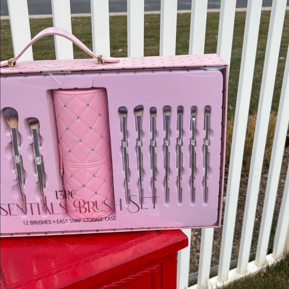 Makeup Bling Brushes NWT 12 Brushes and Container